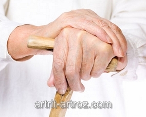 руки престарелой женщины
