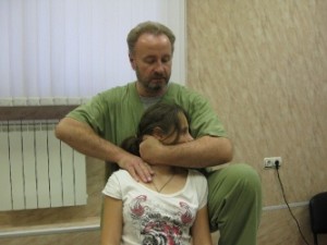 Мужчина проводит массаж шейного отдела позвоночника