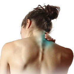 женщина трогает спину