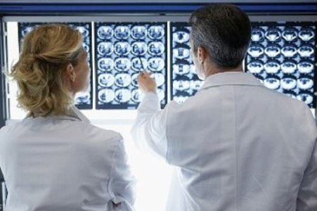 врачи смотрят на рентген