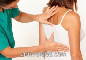 женщина трогает спину девушке в майке