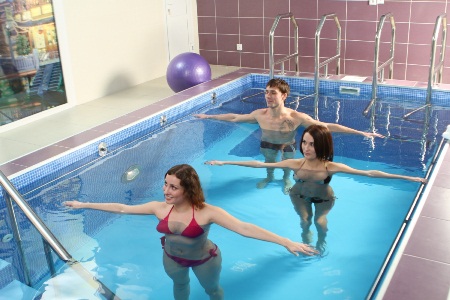 женщины в бассейне