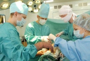 хирурги в операционной