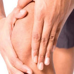 Почему болят коленные суставы
